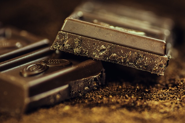 Coffret chocolats fins au praliné noir et lait