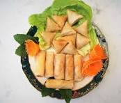 PETITE PLANCHE  ASIATIQUE: 4 NEMS POULET,  3 SAMOUSSA AU BOEUF, SALADE, MENTHE.