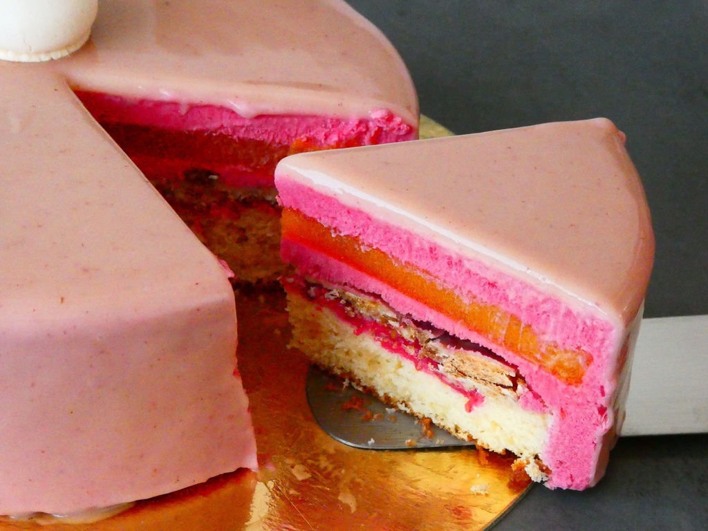 Entremets « Framboise Passion », 6 personnes.  Biscuit moelleux aux framboises, croustillant chocolat blanc, confit mangue/passion, mousse framboise jeudi 13 février