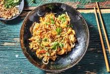 Pad thaï, poulet, tofu, cacahuètes, sauce poisson, tamarin, sucre, ail, ciboulette