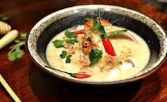 SOUPE POULET AU LAIT DE COCO ET CITRONELLE12,50€. Ail, lait de coco, citronnelle, jus de citron, tamarin et poulet.