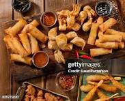 GRANDE PLANCHE  ASIATIQUE: 4 NEMS POULET,  3 SAMOUSSA AU BOEUF, SALADE, MENTHE.