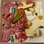 Planche de charcuterie (saucisson, terrine, saucisse grillée, pain, jambon cru ) pour 1 personne