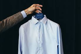 Repassage de chemise sur cintre