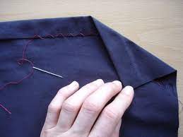 Ourlet revers main sur tissu non élastique Mesure, coupe, double rentré piqure droite.