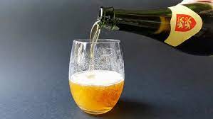 La bouteille de jus de pomme rosé géranium