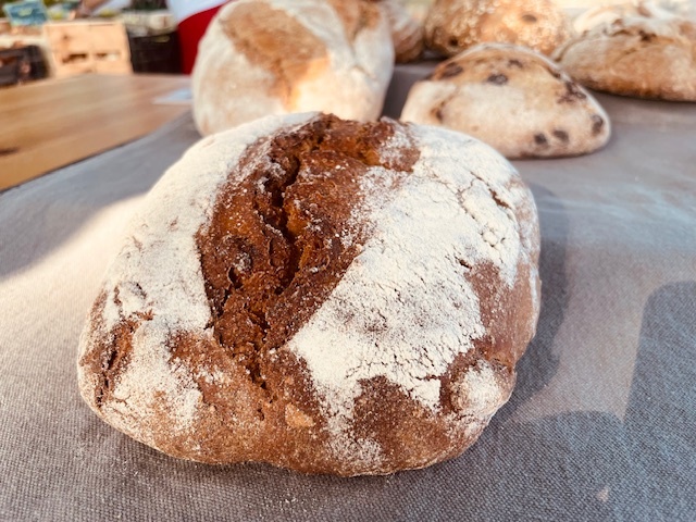 L’Ardéchois bâtard (levain de seigle, farine semi complète, farine de châtaigne, noix) 500g