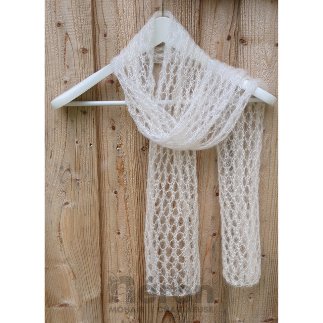 Foulard ajouré tricoté à la main