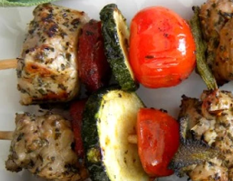 Brochettes de porc aux légumes et à la sauge