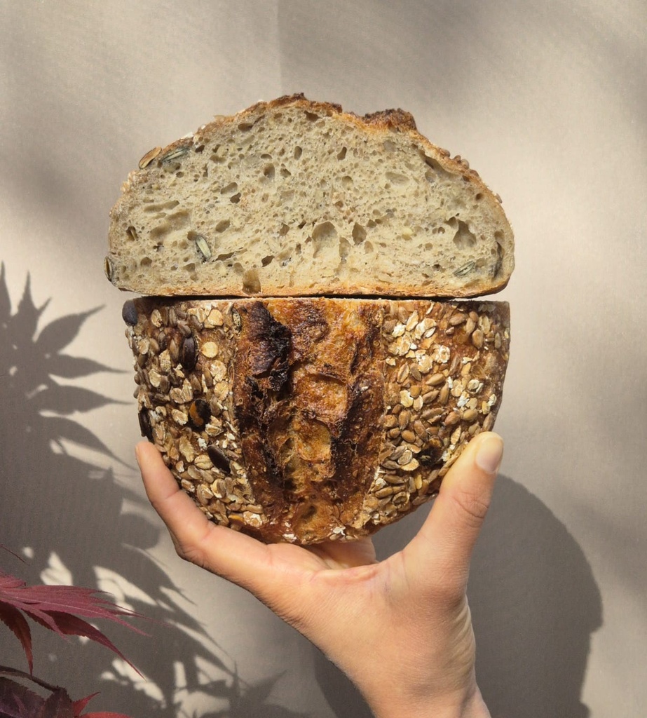 PAIN AUX GRAINES - 750g Farine T80 Bio, Farine de seigle Bio, mélange de graines de tournesol, courge, flocon d'avoine, levain, sel, eau