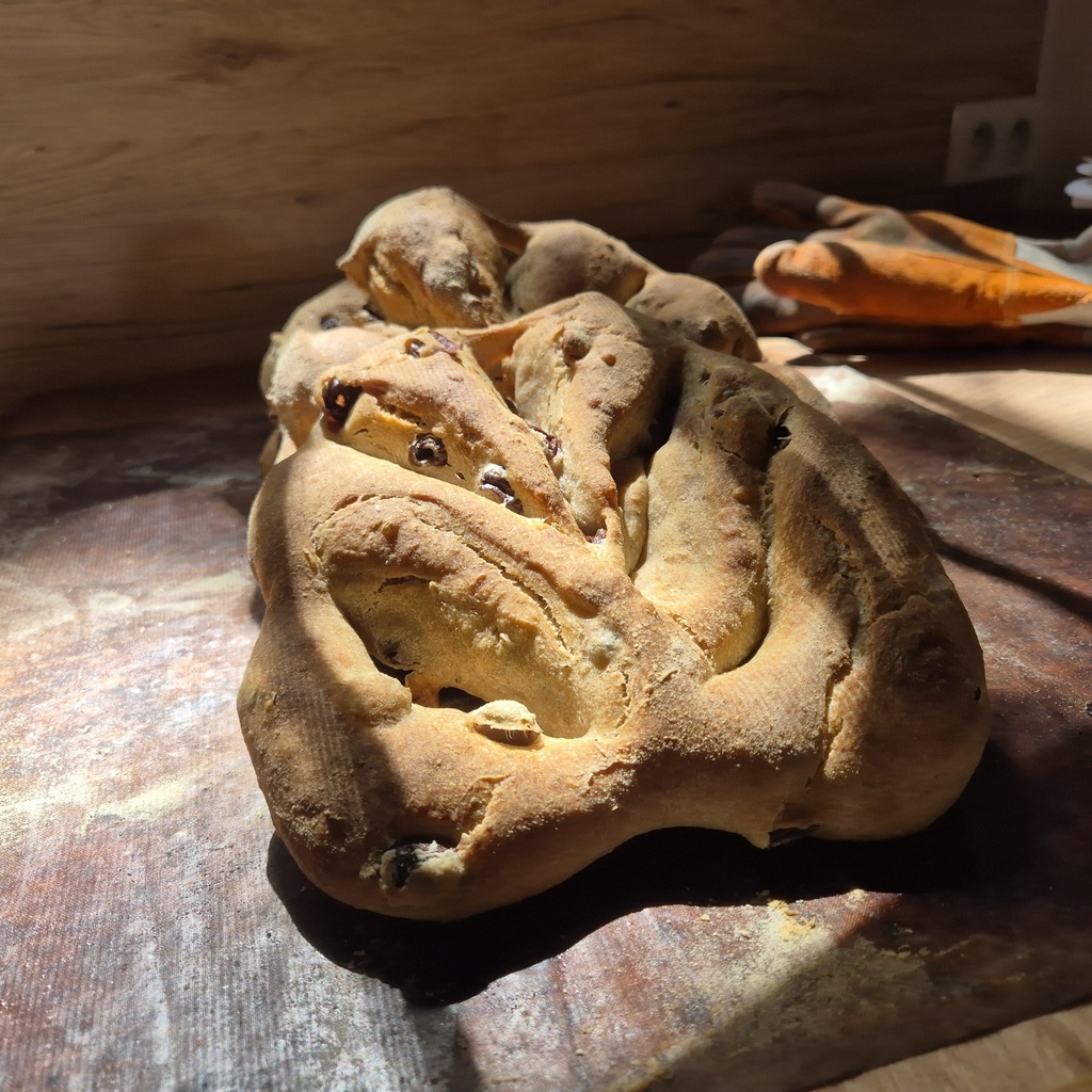 FOUGASSE AUX OLIVES - 450g Farine T80 Bio, Farine de seigle Bio, levain, olives Bio, huile d'olive, sel, eau.