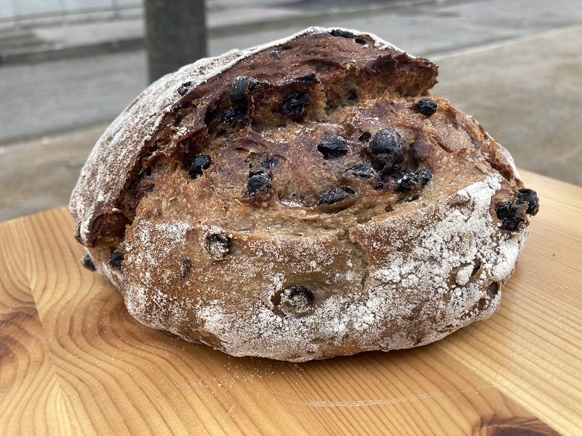 Pain de campagne Sportif forme batard (levain de seigle 10%, farine bise, noisettes torréfiées, raisins, framboise et myrtilles) 500g