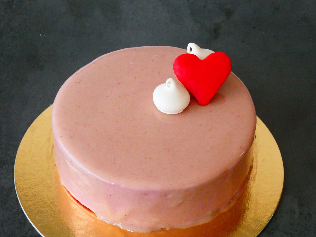 Entremets « Framboise Infinie », 6 personnes 30€.  Biscuit moelleux aux framboises, croustillant chocolat blanc, confit framboises, mousse framboise vendredi 14 février