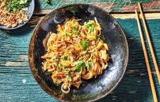 PAD THAI POULET * Pad thaï, poulet, tofu, cacahuètes, sauce poisson, tamarin, sucre, ail, ciboulette jeudi 06 mars