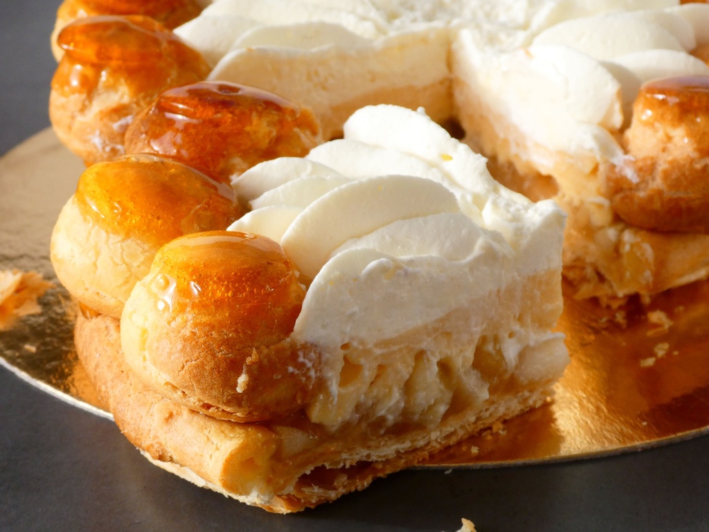 Saint Honoré 6p. Pâte feuilletée, Choux, Crème Diplomate vanille, Caramel, Chantilly vanille jeudi 27 mars
