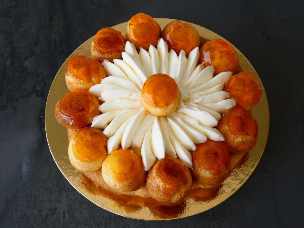 Saint Honoré 6p. Pâte feuilletée, Choux, Crème Diplomate vanille, Caramel, Chantilly vanille vendredi 28 mars