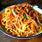 NOUILLES SAUTEES AU POULET 12,50€. Nouilles, légumes saison, soja, sel, poivre, poulet, oeuf