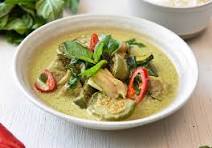 POULET CURRY VERT, RIZ THAÏ (GAENG KEOW, WAN). LAIT, COCO, CURRY VERT, POIVRONS, FEUILLE DECOMBAVA ET CITRONNELLE.