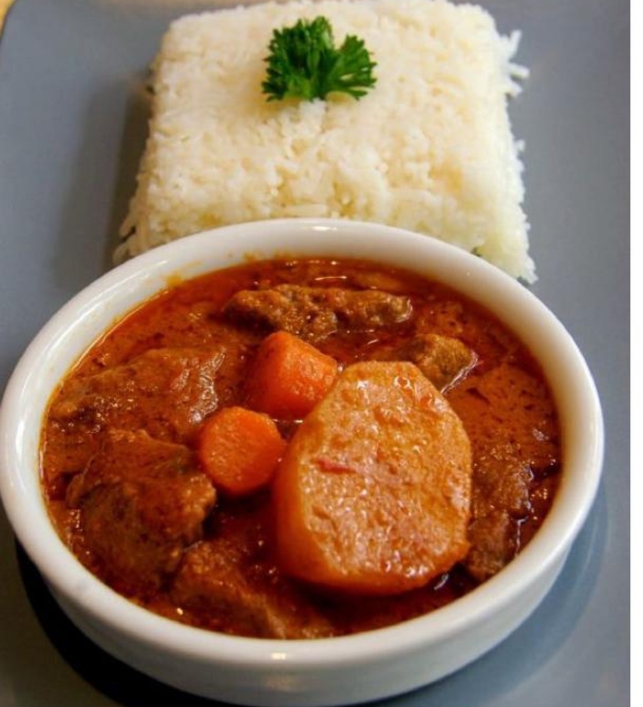 Mafé au bœuf et légumes (ragout) riz parfumé et légumes fondants