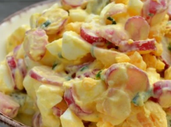 Salade de pomme de terre, oeufs et radis rose