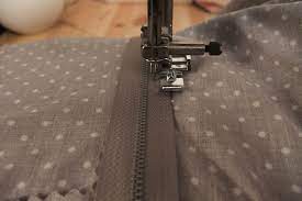 changer fermeture à glissière robe invisible  sur devis