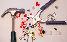 pose agrafe ou pression à la main