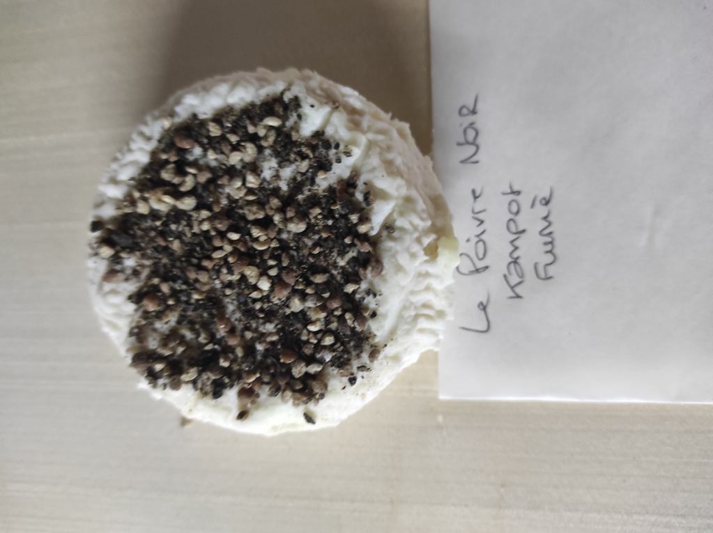 Fromage au lait cru entier aux poivres fumé Bio 120g de la région de Kampot au Cambodge