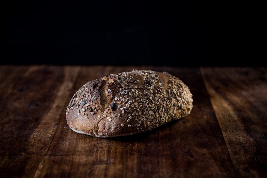 Pain de campagne topping graines (levain de seigle farine bise)forme batard  900g